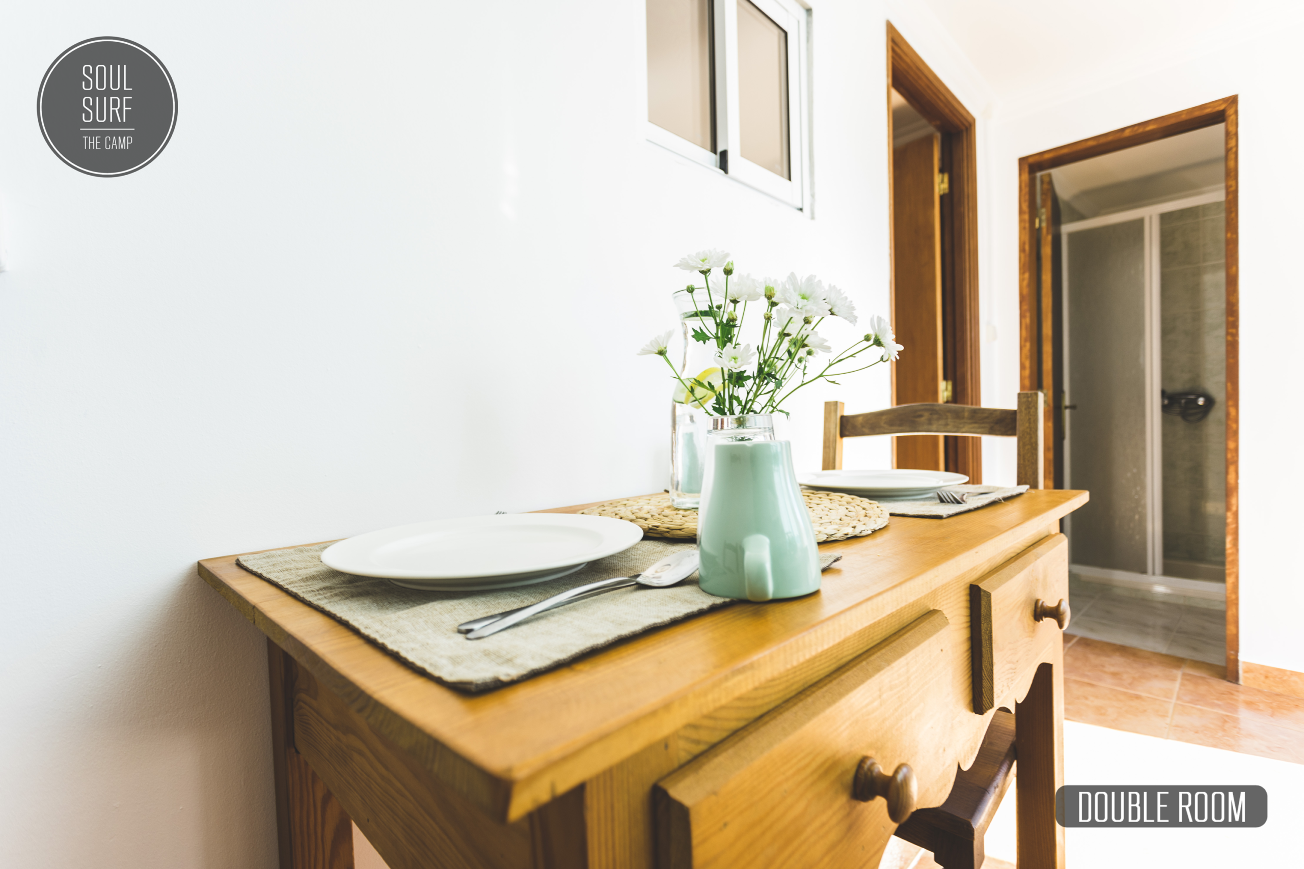 Schön gedeckter Esstisch mit Blumen