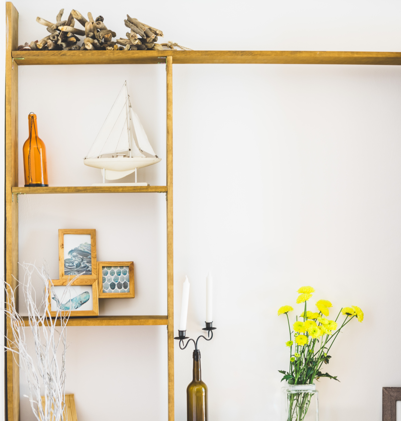 Regal mit Dekoration und Blumen