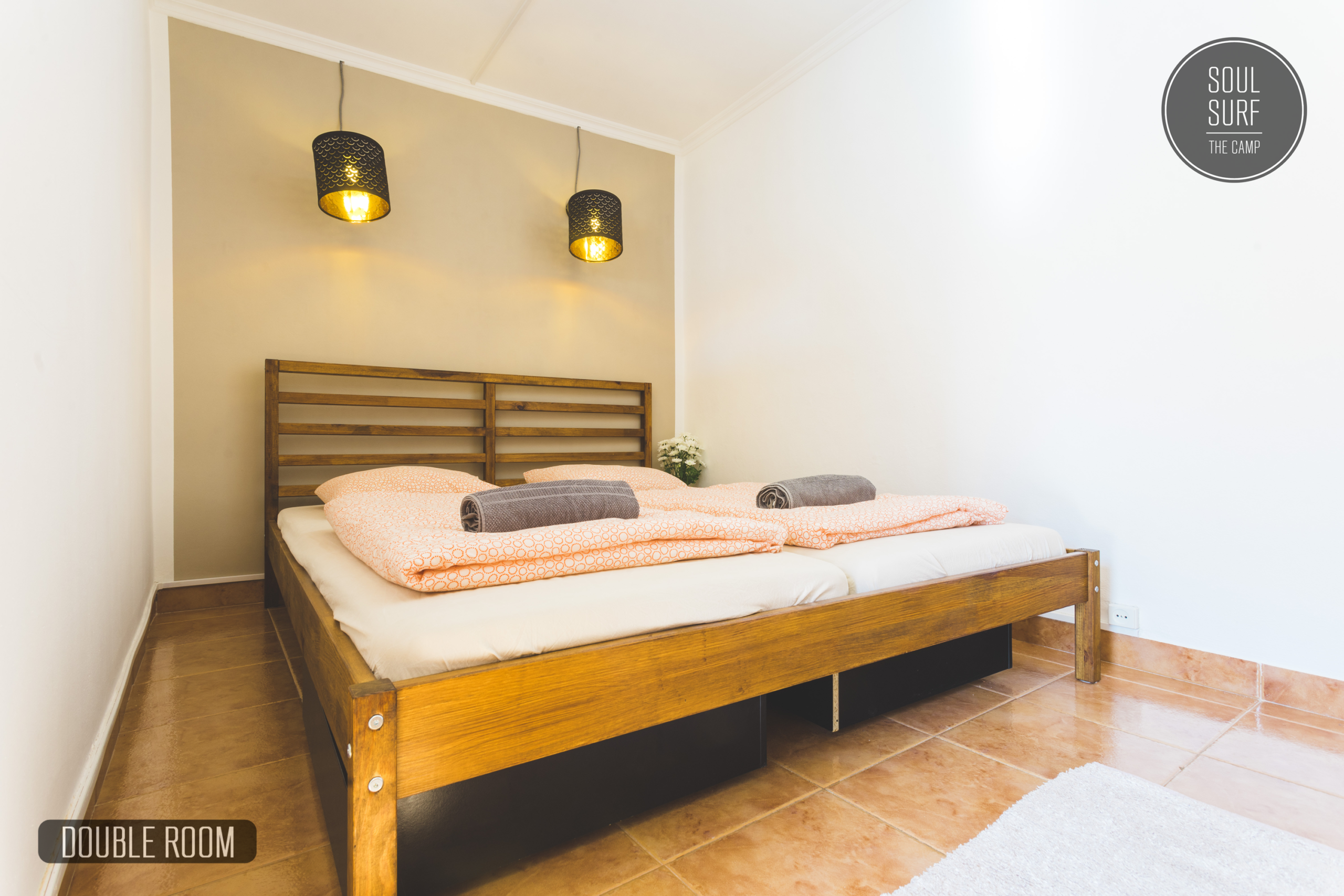 Doppelbett in Schlafzimmer