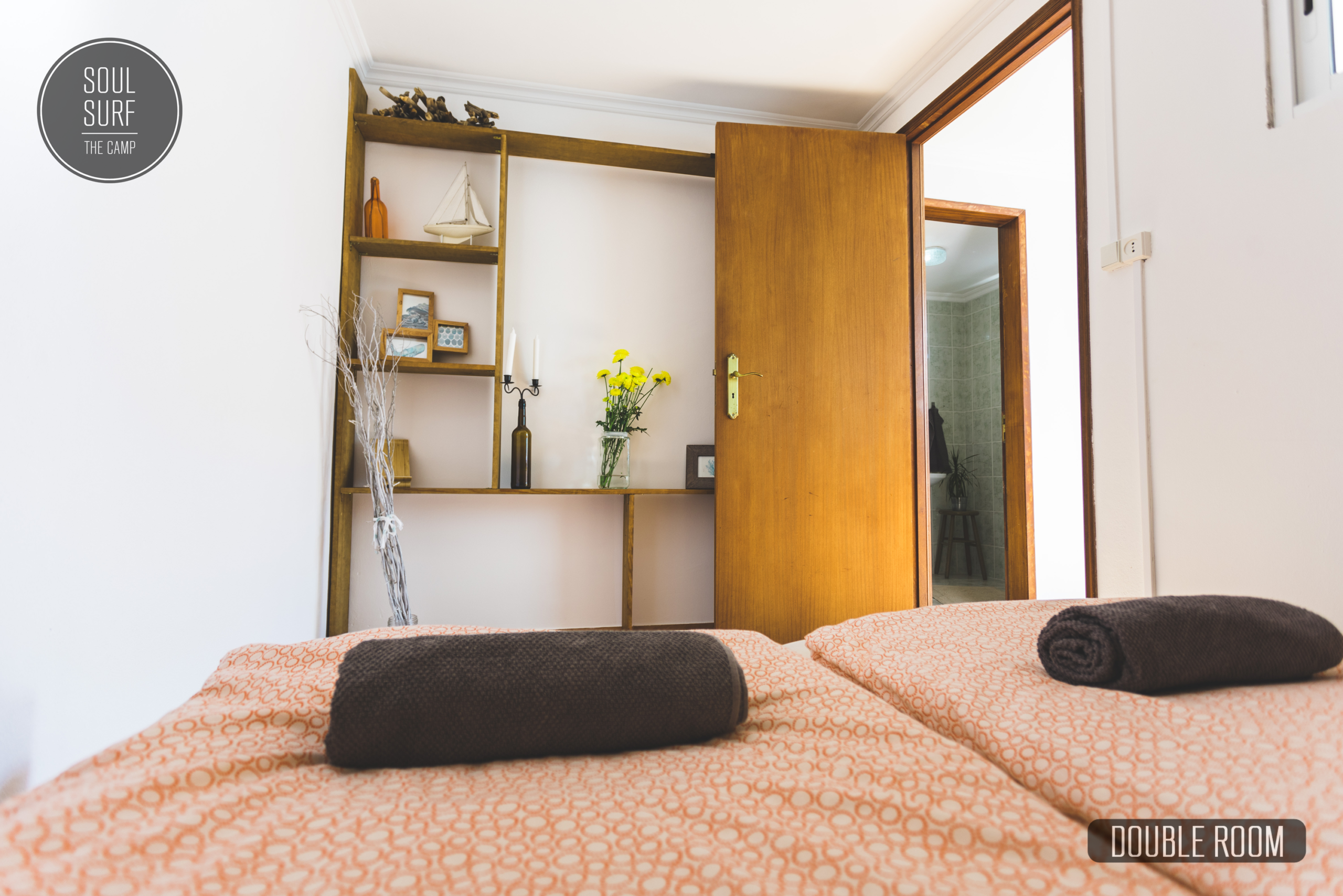 Gedeckter Tisch in gemütlichem Apartment