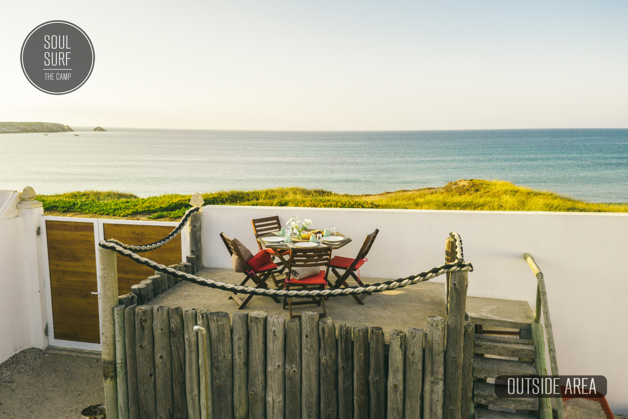 Terrasse mit Tisch direkt am Meer