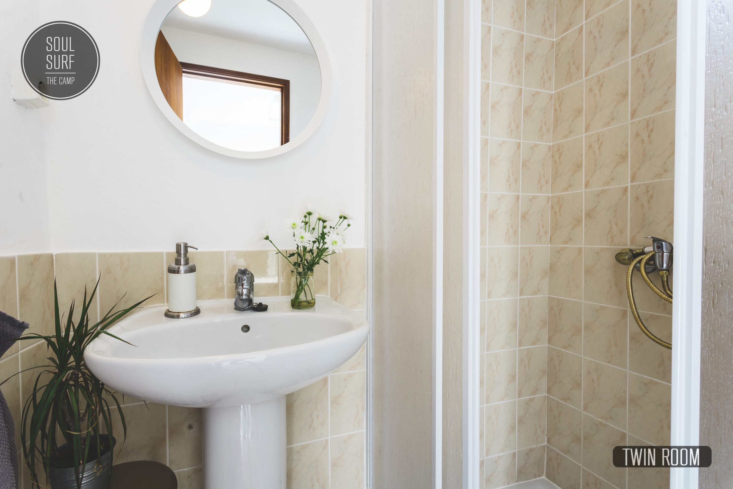 Badezimmer mit Waschbecken und Dusche