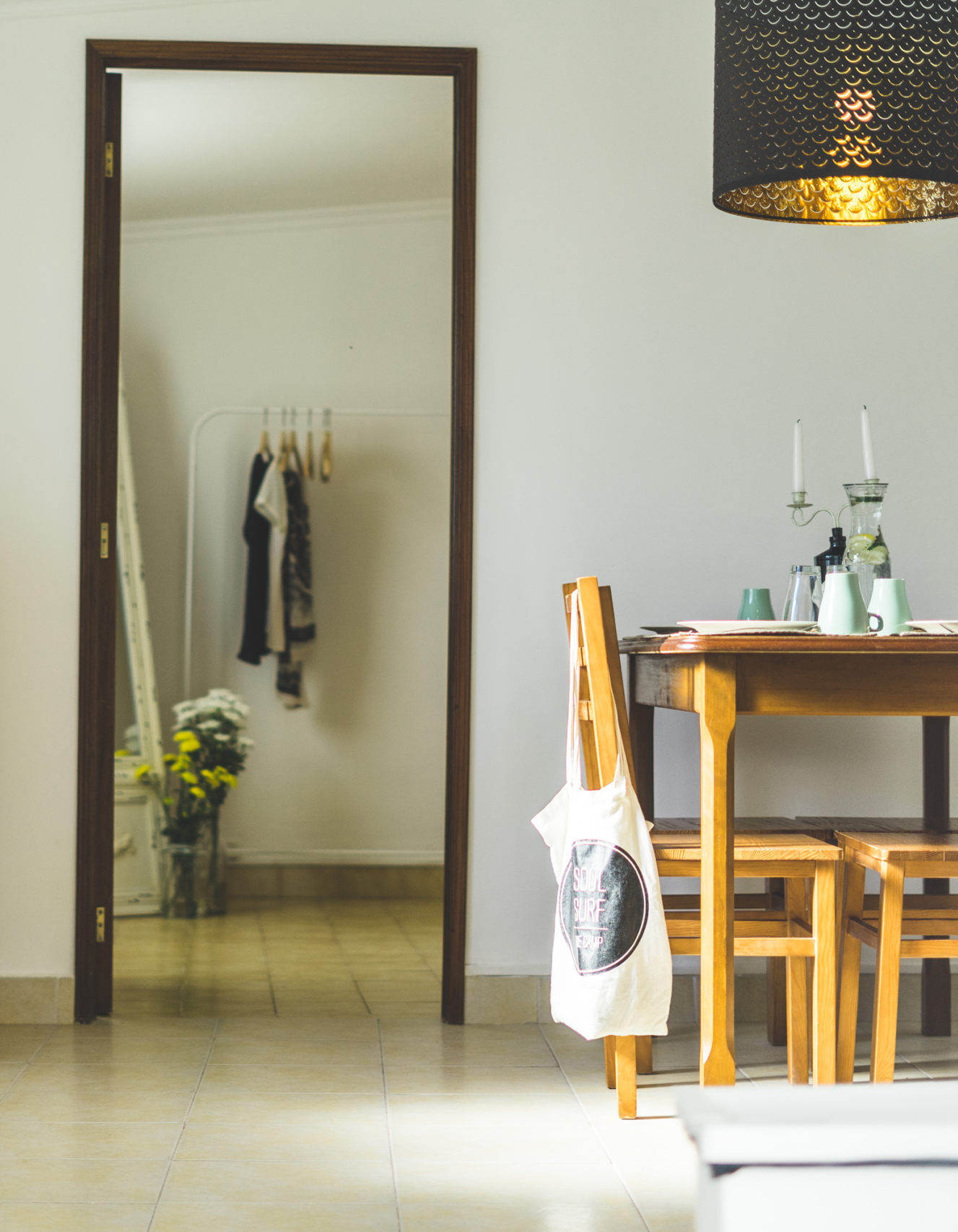 Heller Essbereich mit Blick in ein Schlafzimmer