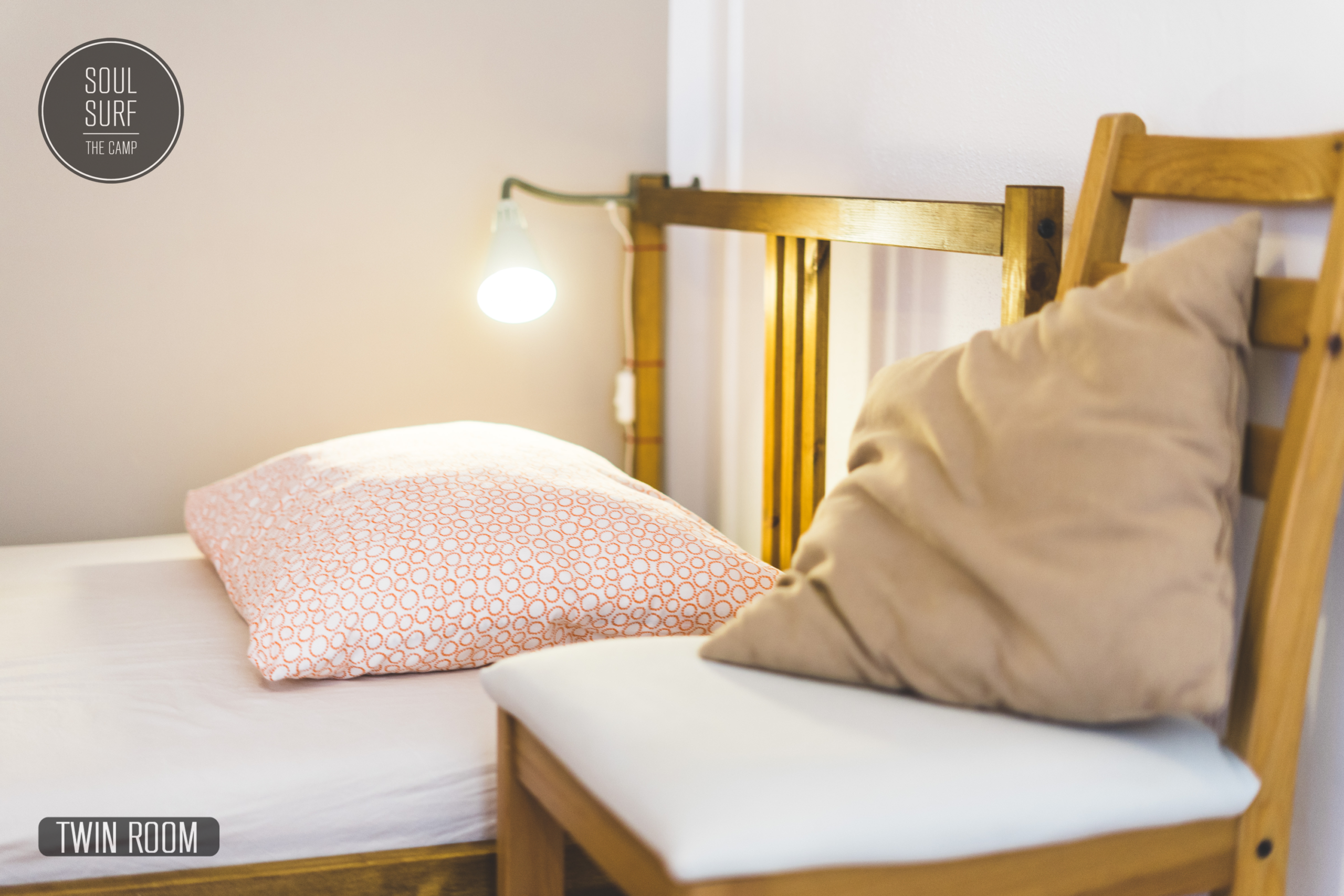 Bett und Stuhl mit Kissen