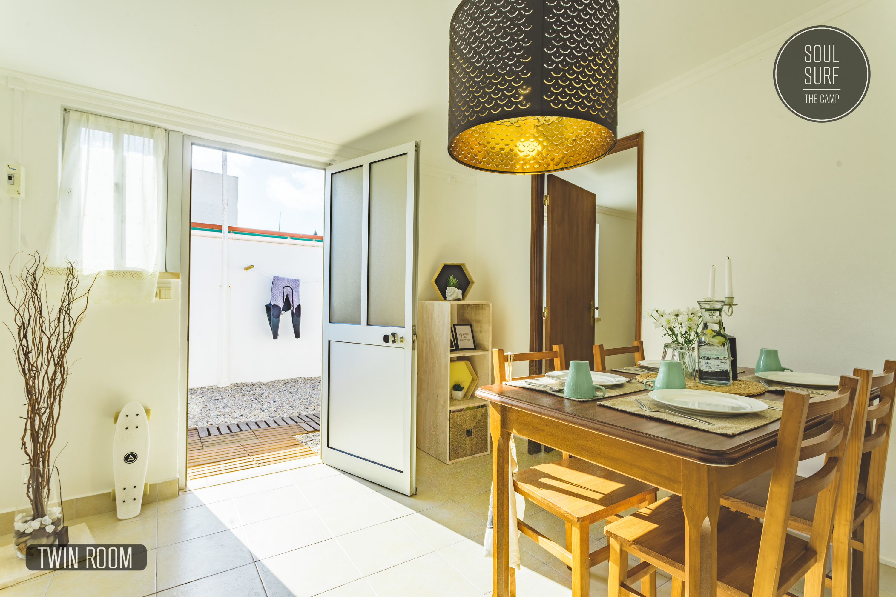 Esstisch in Wohnzimmer mit Blick nach draußen