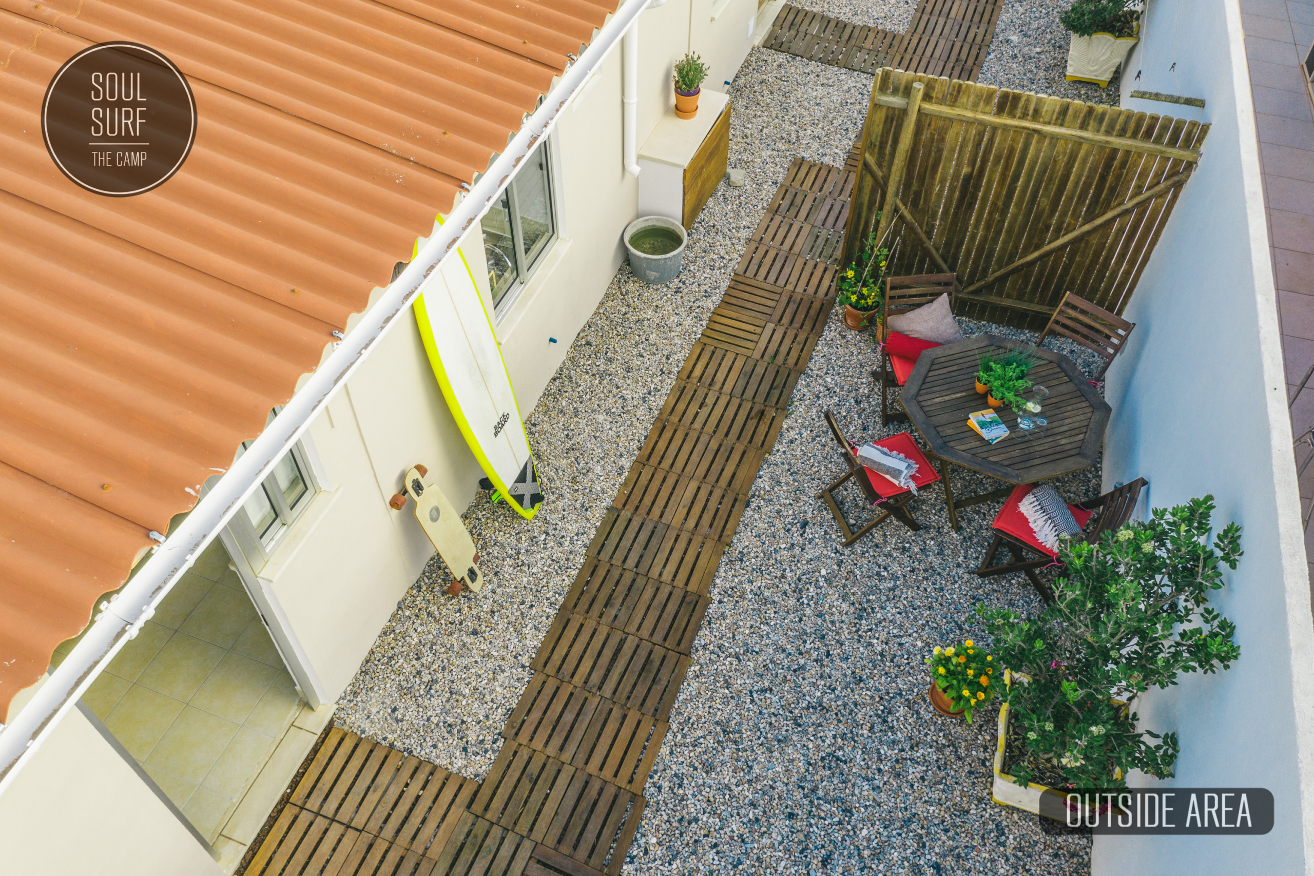 Terrasse mit Tisch direkt am Meer